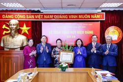 Trao tặng Huy hiệu 45 năm tuổi Đảng nguyên Phó Chủ tịch nước Nguyễn Thị Doan