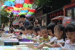 Xây dựng Chương trình văn hóa đọc từ những kệ sách nhỏ