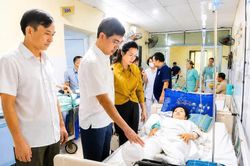 Lãnh đạo Sở GD&ĐT Nghệ An thăm cô giáo gặp tai nạn khi xả thân cứu trẻ