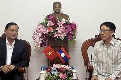 Tổng Lãnh sự quán Việt Nam tại Savannakhet (Lào) làm việc với Bí thư Thành ủy Kaysone Phomvihane