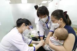 Yêu cầu tiêm bù vắc xin bại liệt, siết giám sát ở các tỉnh giáp Lào