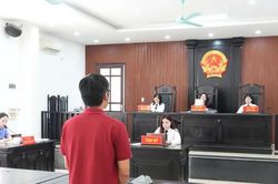 Yêu cầu làm rõ nguồn gốc 3 tỷ đồng vụ chủ hộ kinh doanh bán giày Nike, Adidas giả