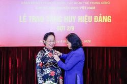 Nguyên Phó Chủ tịch nước Nguyễn Thị Doan nhận Huy hiệu 45 năm tuổi Đảng