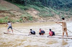 Học sinh qua sông bằng bè tự chế, lãnh đạo tỉnh Lạng Sơn chỉ đạo 'nóng'