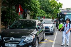 Lấn chỗ xe buýt miễn phí, ô tô cá nhân đẩy học sinh vào nguy hiểm