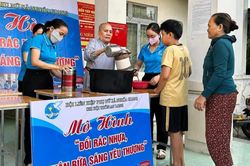 Gom rác đổi cháo sáng