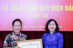 Nguyên Phó Chủ tịch nước Nguyễn Thị Doan nhận Huy hiệu 45 năm tuổi Đảng