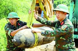 Phát hiện quả bom nặng 200kg dưới lòng sông Đà