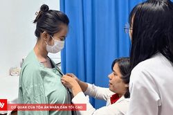 Cô gái 20 tuổi gù lưng vì khối u khổng lồ ở ngực