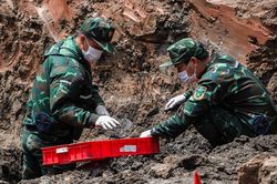 Một ngày tìm kiếm hài cốt liệt sĩ của Đội K74 ở Công viên Lê Thị Riêng