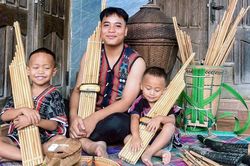 Tự học làm nhạc cụ, chàng trai Tà Ôi đưa tiếng đàn bản làng lên mạng