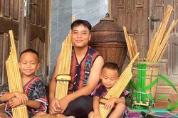 Tự học làm nhạc cụ, chàng trai Tà Ôi đưa tiếng đàn bản làng lên mạng