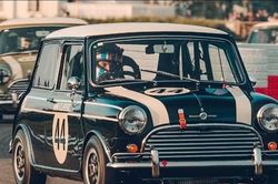 Xe Mini Cooper cháy rụi, bảo hiểm định giá 223 triệu, tòa buộc trả đủ 450 triệu