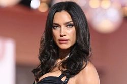 Tình cũ người mẫu của Ronaldo tuổi 40 vẫn sexy hết nấc
