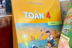 Hai tuần đi 'săn lùng', phụ huynh vẫn không mua đủ sách giáo khoa cho con