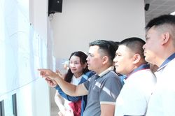 Người dân Hà Nội đổ về xem quy hoạch phân khu đô thị sông Hồng