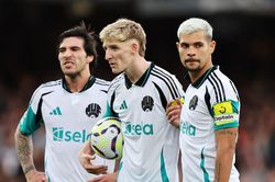 Newcastle phải bán cầu thủ, MU chớp thời cơ Lewis Hall