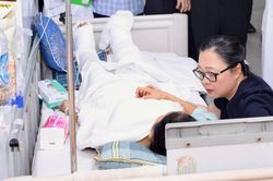 Thứ trưởng Bộ GD-ĐT thăm cô giáo mầm non cứu học sinh, bị xe tải cán phải cắt một chân