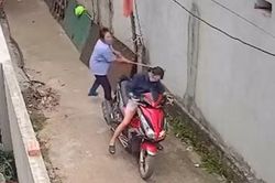 Người phụ nữ liên tục thách thức, dùng chổi đánh hàng xóm