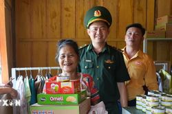 Gian hàng không đồng - Ấm tình quân dân nơi biên giới ở Nghệ An