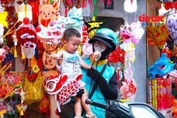 Sắc màu Trung thu phủ kín phố Hàng Mã, đồ chơi truyền thống hút khách