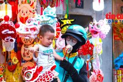 Sắc màu Trung thu phủ kín phố Hàng Mã, đồ chơi truyền thống hút khách