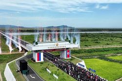 Cận cảnh cây cầu đường bộ đầu tiên nối Triều Tiên và Nga