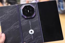Smartphone màn hình gập ba, giá cao nhất gần 120 triệu đồng