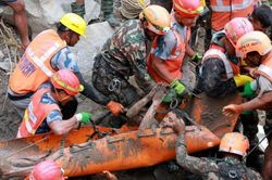 Hành trình sống sót 9 ngày trong đường hầm lũ của hai người đàn ông Nepal