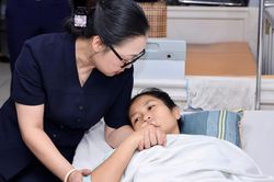 Thứ trưởng Nguyễn Thị Quyên Thanh thăm cô giáo mầm non cứu học sinh bị xe tải cán