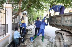 Nạo vét gần 100m cống tại ngõ 65, đường Dốc Ga