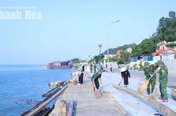 Gần 1.000 người ra quân vệ sinh môi trường ven biển Hoằng Tiến
