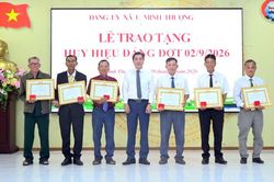 U Minh Thượng trao Huy hiệu Đảng cho 25 đảng viên
