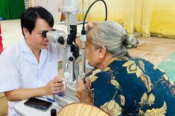 Khám, tư vấn sức khỏe cho người dân vùng ảnh hưởng mưa lũ