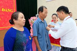 Đảng bộ xã Mường Ảng trao tặng Huy hiệu Đảng cho 42 đảng viên