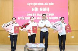 Vùng 4 Hải quân trao quyết định tuyển dụng quân nhân chuyên nghiệp năm 2026