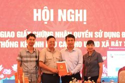 Thống kê tỉnh Lào Cai bàn giao Giấy chứng nhận quyền sử dụng đất cho UBND xã Bát Xát