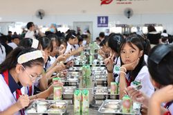 Ngày đầu tiên ở trường nội trú biên giới Thuận An: 'Cơm ngon hơn ở nhà !'