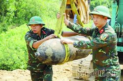 Hủy nổ quả bom khoảng 200kg được phát hiện dưới lòng sông Đà