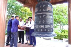 Đoàn đại biểu Ủy ban Mặt trận Lào dâng hương tại Đền thờ Bác Hồ và các Anh hùng liệt sĩ tỉnh