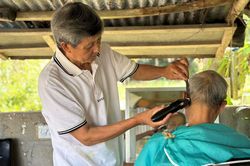 Nửa thế kỷ giữ nghề cắt tóc