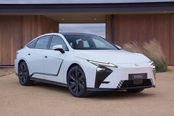 Lexus ES 500e AWD 2026 mới: Sedan điện mang diện mạo khác biệt