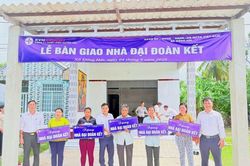 Tổng công ty Phát điện 1 bàn giao 05 căn Nhà Đại đoàn kết tại xã Đông Hải, tỉnh Vĩnh Long