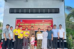 Cà Mau: Chùa Vạn Phước bàn giao 10 giếng nước và 8 mái ấm tình thương đến hộ nghèo