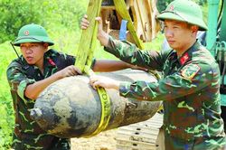 Hủy nổ an toàn quả bom 200kg được phát hiện dưới lòng sông Đà