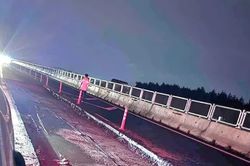 Ô tô lao xuống hố công trình sửa chữa trên cao tốc trong đêm