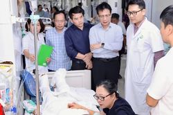 Bộ trưởng Bộ Giáo dục và Đào tạo tặng Bằng khen cho cô giáo mầm non cứu học sinh bị xe tải cán