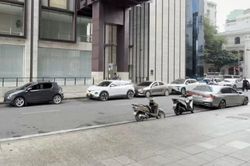 Phương tiện tiếp tục dừng đỗ lộn xộn trên phố Bùi Thị Xuân