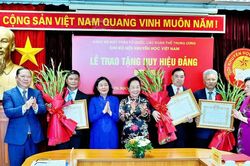 GS.TS Nguyễn Thị Doan và 3 cán bộ lãnh đạo Hội Khuyến học Việt Nam nhận huy hiệu Đảng