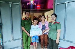 Ấm áp những món quà đầu năm học mới Công an xã Vu Gia trao tặng các em học sinh có hoàn cảnh khó khăn